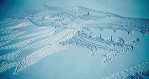 Simon-Beck-Artist-sculpts-enormous-Game-of-Thrones-tribute-for-House-of-Stark(French Alps)